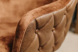Vue détaillée de la chaise de salle à manger en cuir et velours