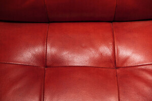 Photo de détail de la chaise en cuir rembourrée
