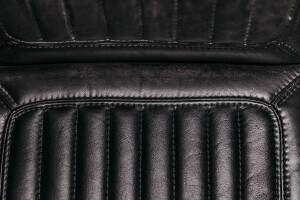 Photo détaillée de la chaise en cuir avec assise capitonnée