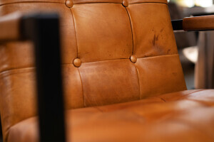 Chaise en cuir véritable avec dossier matelassé