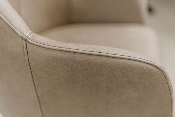 Chaise pivotante avec accoudoirs en cuir véritable  photo de détail
