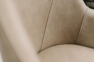 Photo détaillée de la chaise pivotante en cuir rembourrée