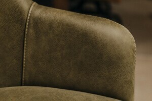 Vue détaillée de l'accoudoir de la chaise en cuir véritable