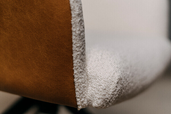 Vue détaillée de la chaise coque avec revêtement en peluche
