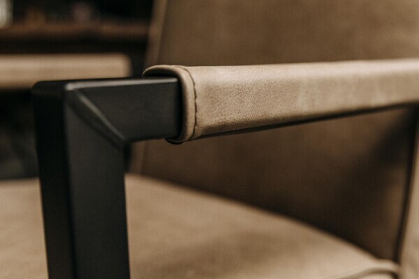 Vue détaillée de la chaise en cuir avec accoudoirs - Vue 5