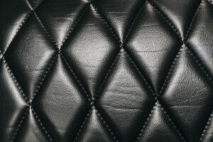 Détail d'un fauteuil avec capitonnage en forme de diamant noir