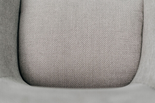 Image détaillée de la surface d'assise en tissu de la chaise de salle à manger Till
