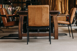 Chaise en cuir avec accoudoirs et structure en acier  style industriel