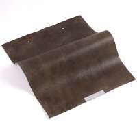 Détail de la surface en cuir olive du fauteuil rembourré