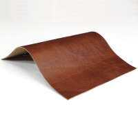 Détail de la chaise rembourrée en cuir et tissu